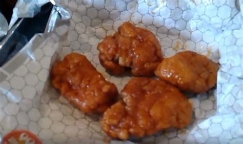 Review: Pizza Hut Bone Out Chicken Wings - Best Wings? | Freezy Boys