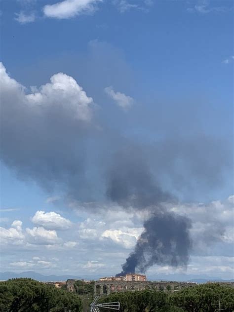 Incendio Roma Enorme Colonna Di Fumo Nero A Tor Cervara Capannone In