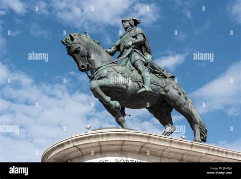 Estatua ecuestre de bronce del rey joao i fotografías e imágenes de