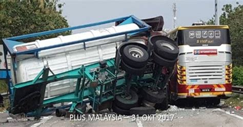 Foto Video Kemalangan Babitkan Lori Bas Di Lebuhraya Plus Semua