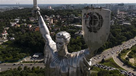 Ukraina Singkirkan Lambang Palu Arit Era Uni Soviet Di Patung Ibu