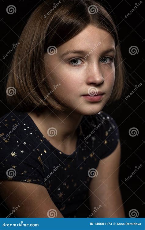 Belle Fille De L Adolescence Triste Fond Noir Image Stock Image Du