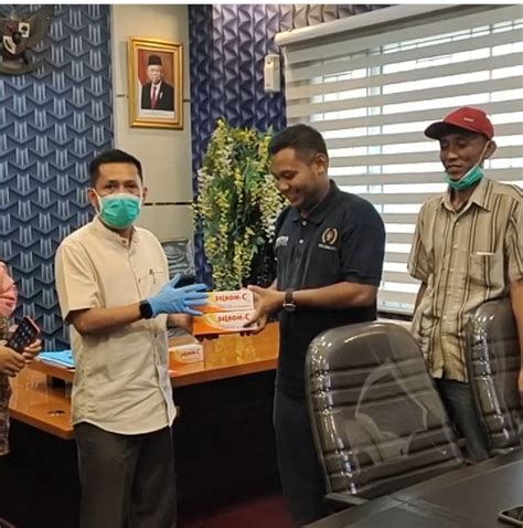 Bekerja Ditengah Wabah DPRD Pekanbaru Bagikan Masker Dan Vitamin