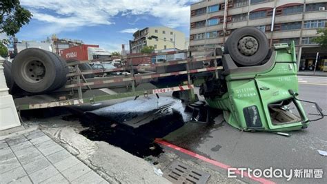 快訊／高雄「超大拖板車」翻覆路邊！副駕全被壓爛 路人嚇傻 Ettoday社會新聞 Ettoday新聞雲