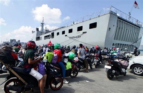 Angkut Pemudik Jateng Kembali Ke Jakarta Dengan Kapal Perang Danlanal