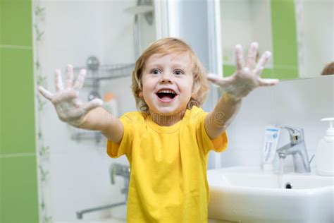 Garçon D enfant Se Lavant Visage Et Les Mains Avec Du Savon Dans La