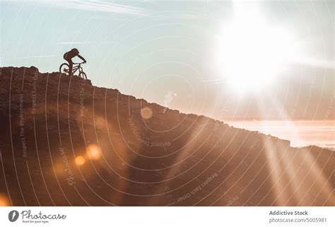 Frau Mit Helm Und Sportbrille Im Wald Ein Lizenzfreies Stock Foto Von