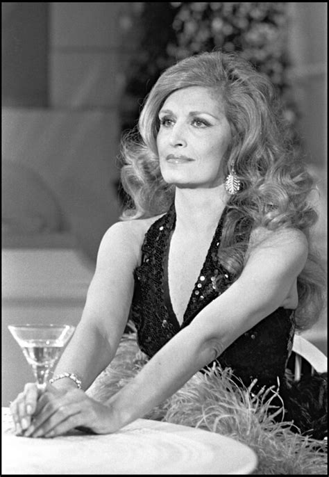 Photo Dalida en 1981 sur un plateau télé En 2012 25 ans après son