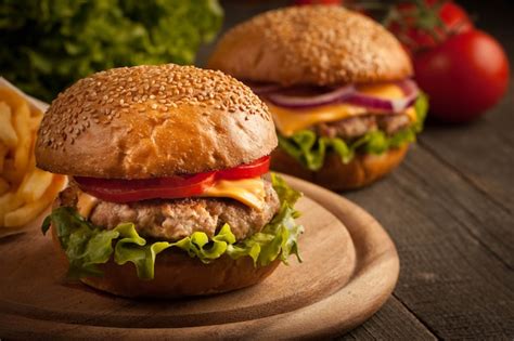 Casa Feita De Hambúrguer Com Carne Cebola Tomate Alface E Queijo X