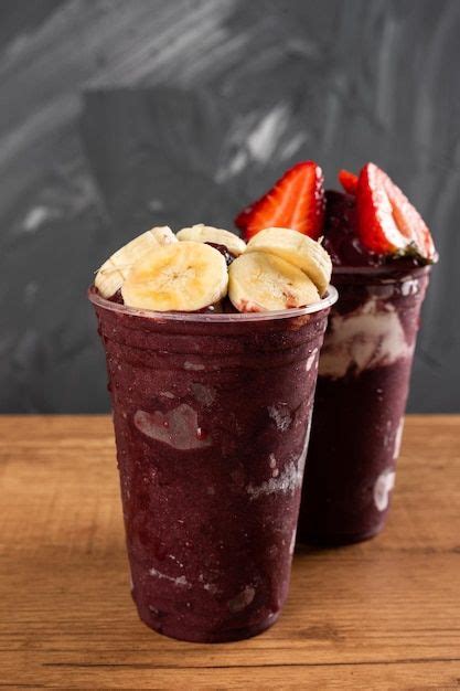 Dois Batidos de Sorvete Brasileiro de Açaí Berry em copo plástico