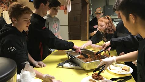 A family at heart: Wellesley wrestling sponsors dinner for Waltham Soup