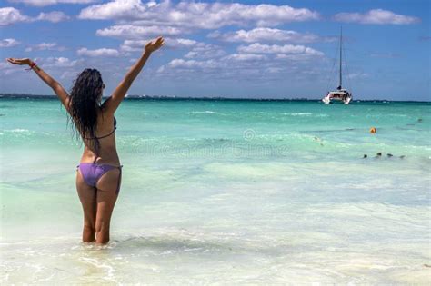 Fille En Bikini Sexy Sur La Tour De Guet Des Sauveteurs De Plage Touriste Observant Et