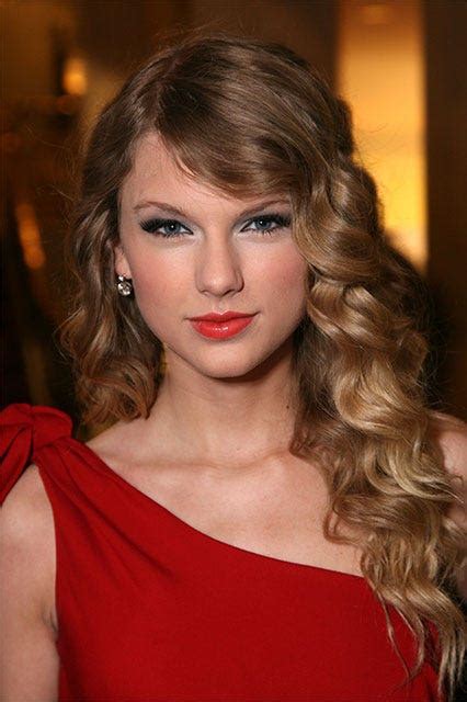 Taylor Swift Red Lipstick Looks To Try