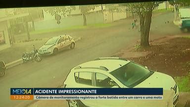 Meio Dia Paraná Cascavel Carro cruza preferencial e atinge