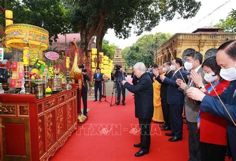 Le Leader Nguyen Phu Trong Fait Offrande De Baguettes D Encens La