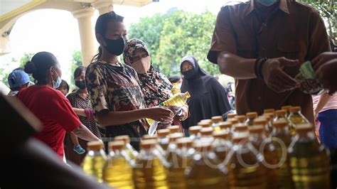 Operasi Pasar Minyak Goreng Diserbu Ibu Ibu Di Bekasi Foto Tempo Co