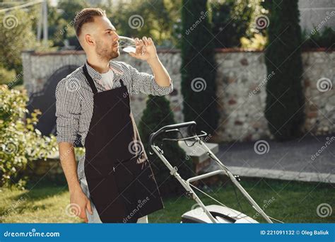 Cortador De Grama Que Trabalha No Quintal Foto De Stock Imagem De