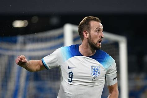 Lattaccante Inglese Harry Kane Passa Al Bayern Monaco Per Oltre 100