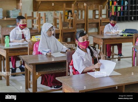 Los estudiantes prestan atención al maestro de la Escuela Primaria