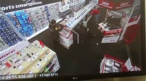 Tres Ladrones Atracan A Punta De Pistola El Mediamarkt De Montigal