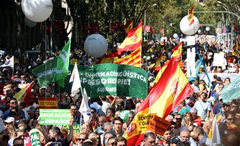 Unes Persones Clamen A Barcelona Contra La Immersi Ling Stica