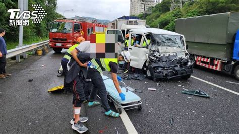 快訊／國道5車追撞6人傷 男駕駛「雙腿遭夾骨折」一度受困