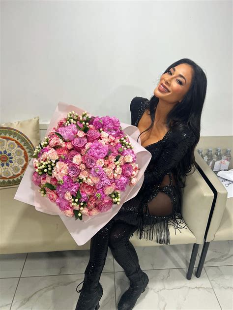 Nicole Scherzinger Sizzles In Tiny White Bikini During Steamy Sauna