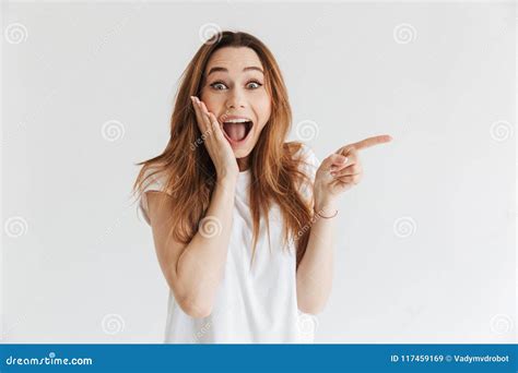 Mujer Feliz Sorprendida En La Camiseta Que Sostiene Su Mejilla Imagen