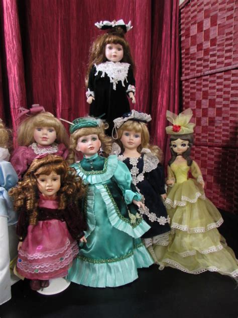 Lot Detail - COLLECTABLE DOLLS