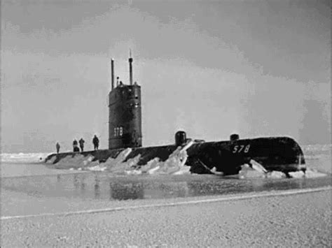 3 De Agosto De 1958 El Nautilus Es El Primer Submarino En Pasar Por