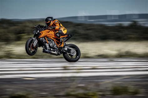 KTM Révèle ses Monstres de Route La Super Duke 1390 R et la Super