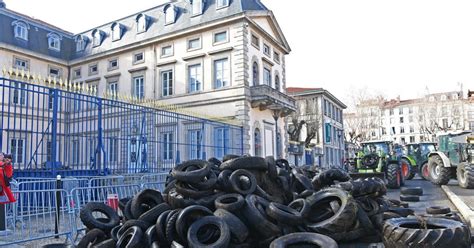 Haute Loire Les Agriculteurs En Col Re D Versent Des Tonnes De Pneus