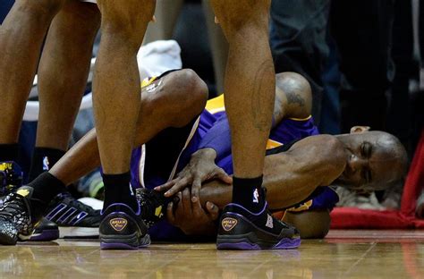 Bryant Sprains Ankle In Lakers Loss Heat Extend Winning Streak To