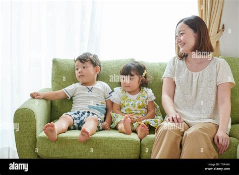 Fratello E Sorella A Guardare La Televisione Immagini E Fotografie