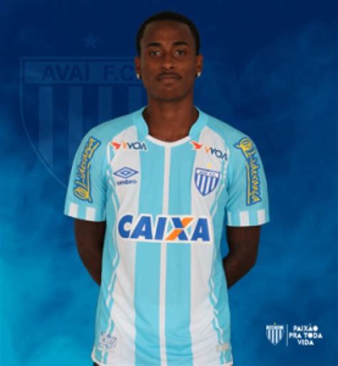 S O Paulo Contrata Atacante Denilson Do Ava Por Empr Stimo Estad O