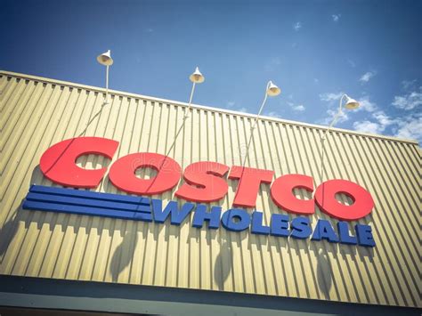 Logotipo De La Tienda De La Venta Al Por Mayor De Costco En La Entrada