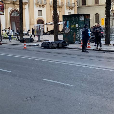 Palermo Scontro Tre Due Scooter In Via Roma Due Feriti E Disagi Al