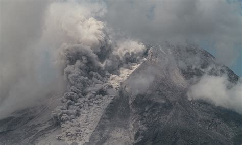 Video Indonesias Merapi Volcano Spews Hot Clouds In New Eruption