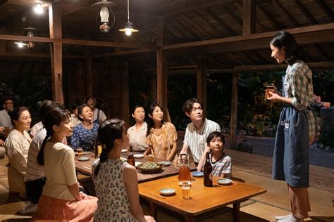 連続テレビ小説「ちむどんどん」第118話。比嘉家にて。暢子の話を聞く一同。左から歌子（上白石萌歌）、良子（川口春奈）、優子（仲間由紀恵）、安室