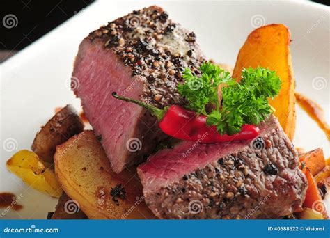 Saftiges Steak Mit Ofenkartoffeln Und Paprikas Stockfoto Bild Von