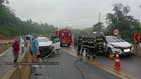 Batida Entre Dois Carros Causa Interdi O De Trecho Da Rodovia Raposo