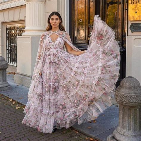 Vestidos con capa la tendencia más elegante que arrasa en la alfombra