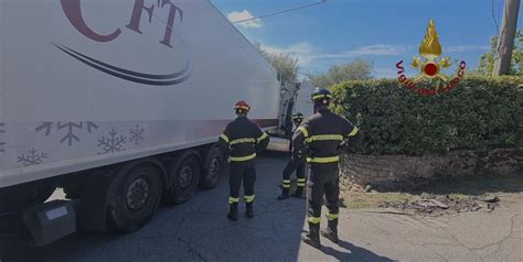 Massaciuccoli Tir Incastrato In Curva Camionista Soccorso Dai Vigili