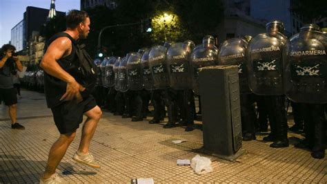 Serios Incidentes Entre Fuerzas De Seguridad Y Manifestantes Durante El