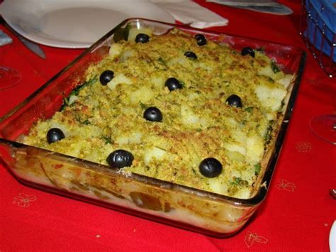 Bacalhau No Forno Espinafres Batatas E Crosta De Broa Salsa