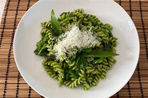 Frühlingsrezept Volkorn Fusilli mit Salsa verde