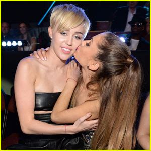 Ariana Grande And Justin Bieber Kiss On Cheek