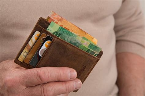 Plus de carte bancaire pour les séniors Une décision surprenante