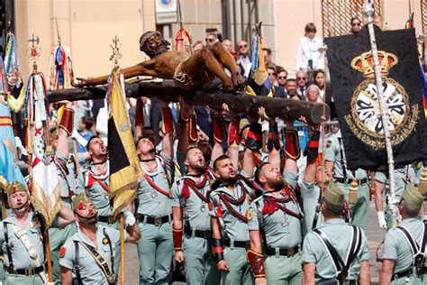 Los Legionarios Vuelven A Emocionar A Málaga Con El Traslado Del Cristo De La Buena Muerte La