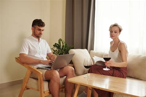 Premium Photo Couple Spending Time At Home